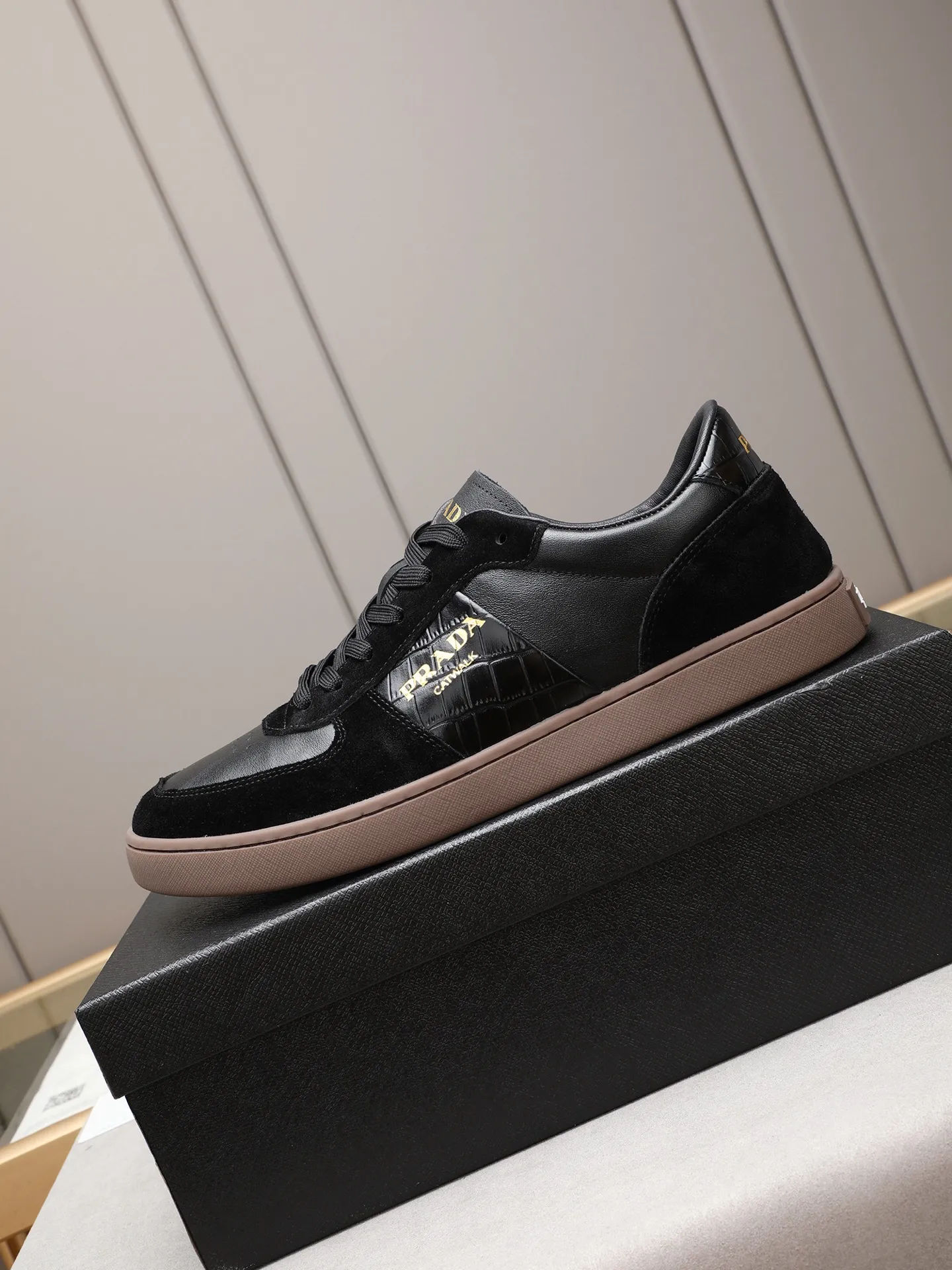 Men's shoes💰420💰 Brand: PRADA (Prada) Standard code: Men's code 38–44 (45 can be customized) Material: Original cowhide, breathable sheep lining Special outsole Style category: Men's fashionable casual sneakers Low-key luxury! Color: actual picture color